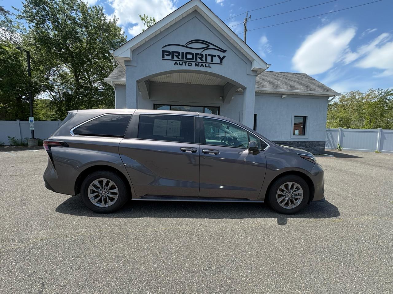 Toyota Sienna LE FWD 8-Passenger (Natl) 2024