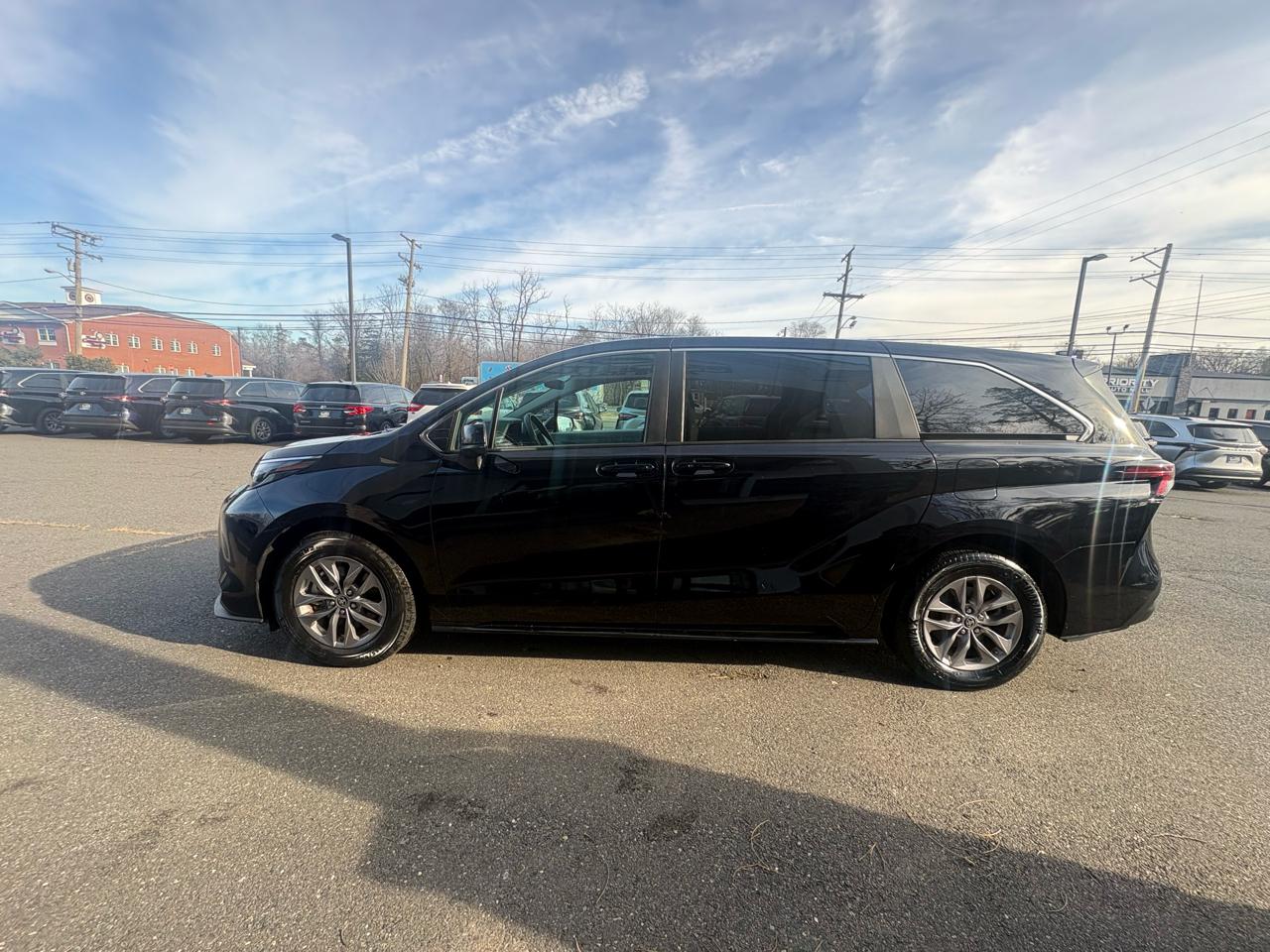 Toyota Sienna LE FWD 8-Passenger (Natl) 2024