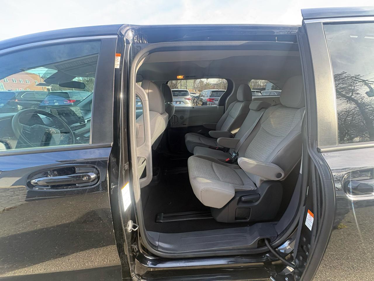 Toyota Sienna LE FWD 8-Passenger (Natl) 2024