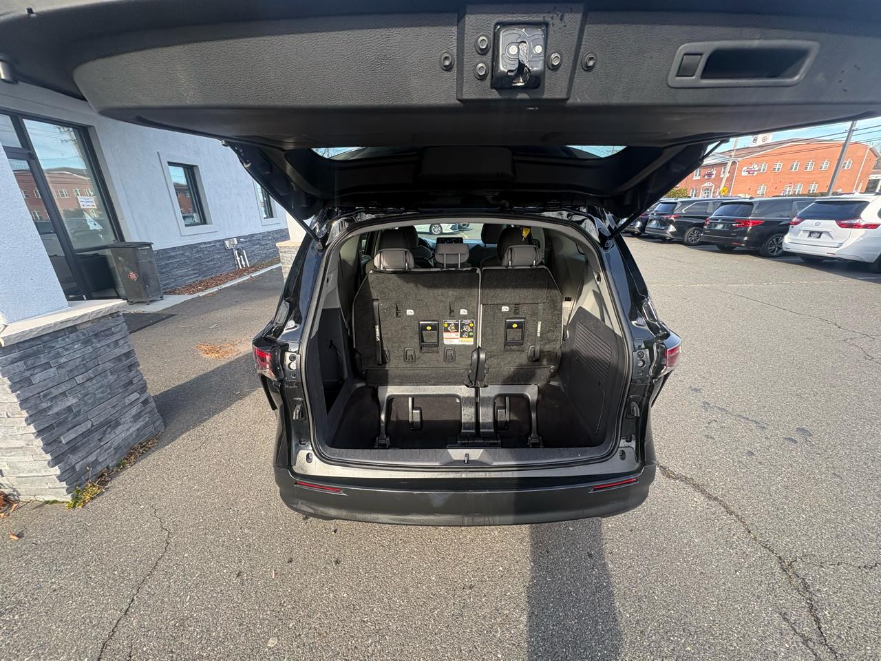 Toyota Sienna LE FWD 8-Passenger (Natl) 2024