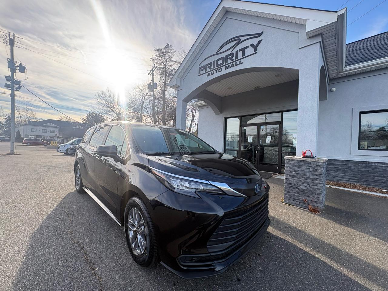 Toyota Sienna LE FWD 8-Passenger (Natl) 2024