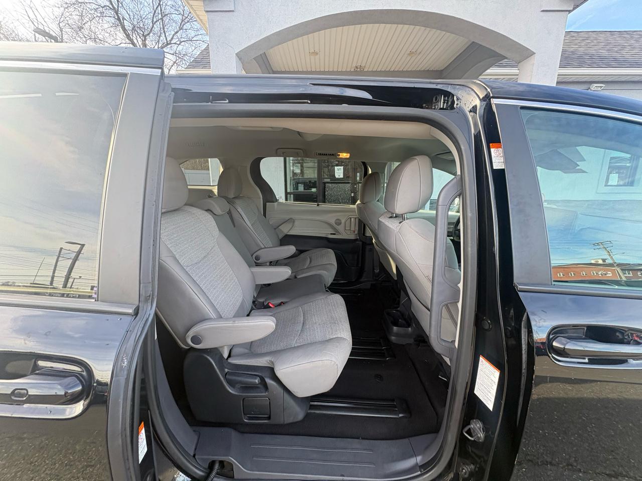 Toyota Sienna LE FWD 8-Passenger (Natl) 2024