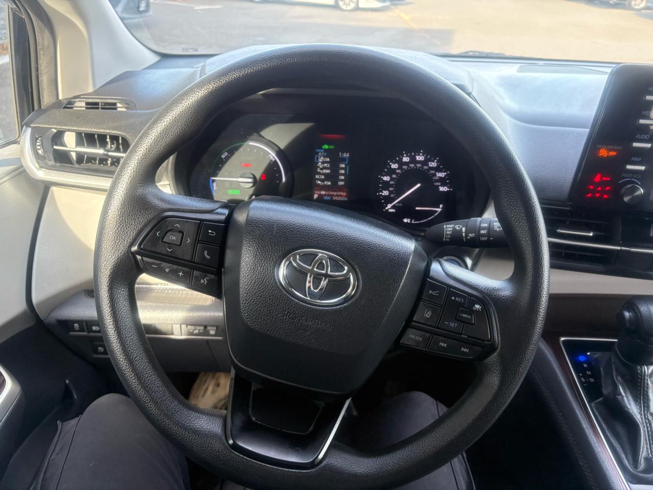 Toyota Sienna LE FWD 8-Passenger (Natl) 2024