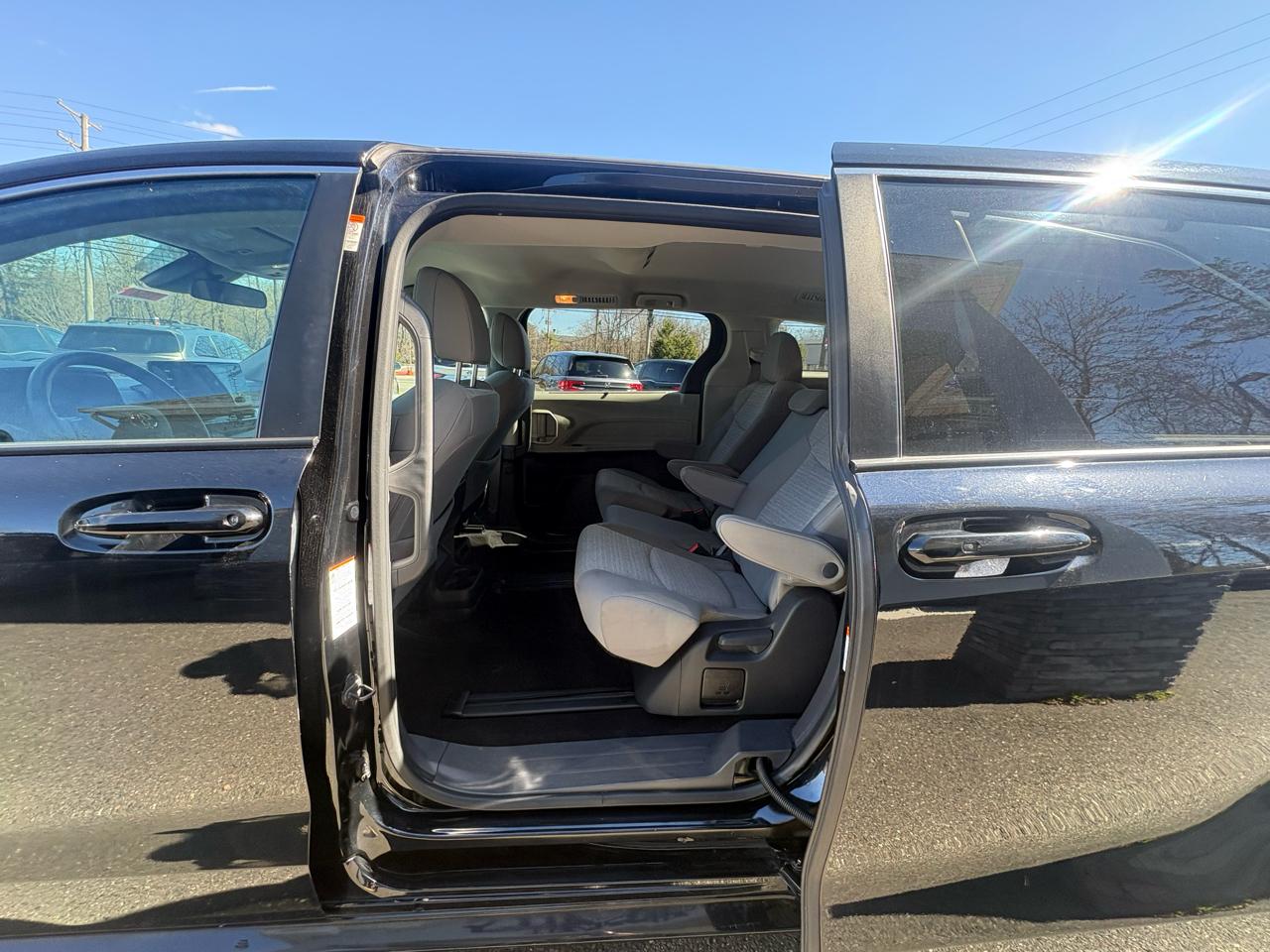 Toyota Sienna LE FWD 8-Passenger (Natl) 2024