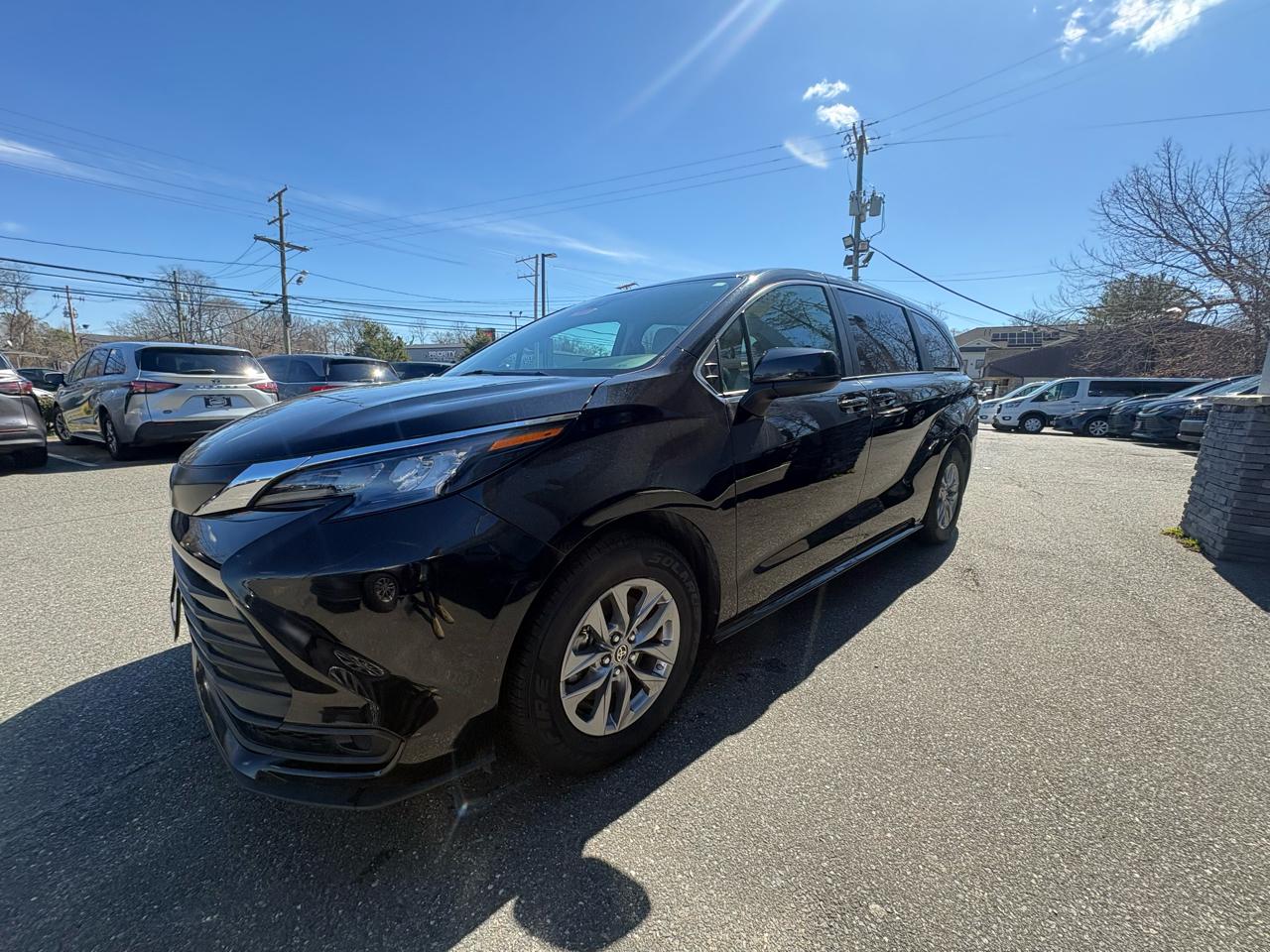 Toyota Sienna LE FWD 8-Passenger (Natl) 2024