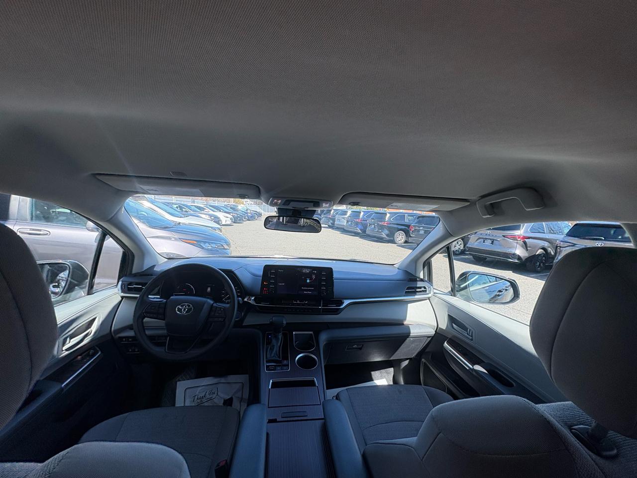 Toyota Sienna LE FWD 8-Passenger (Natl) 2024