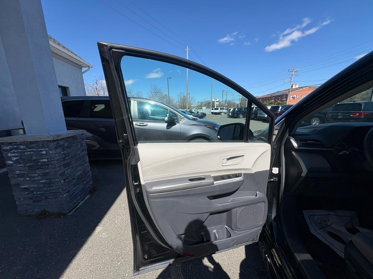 Toyota Sienna LE FWD 8-Passenger (Natl) 2024