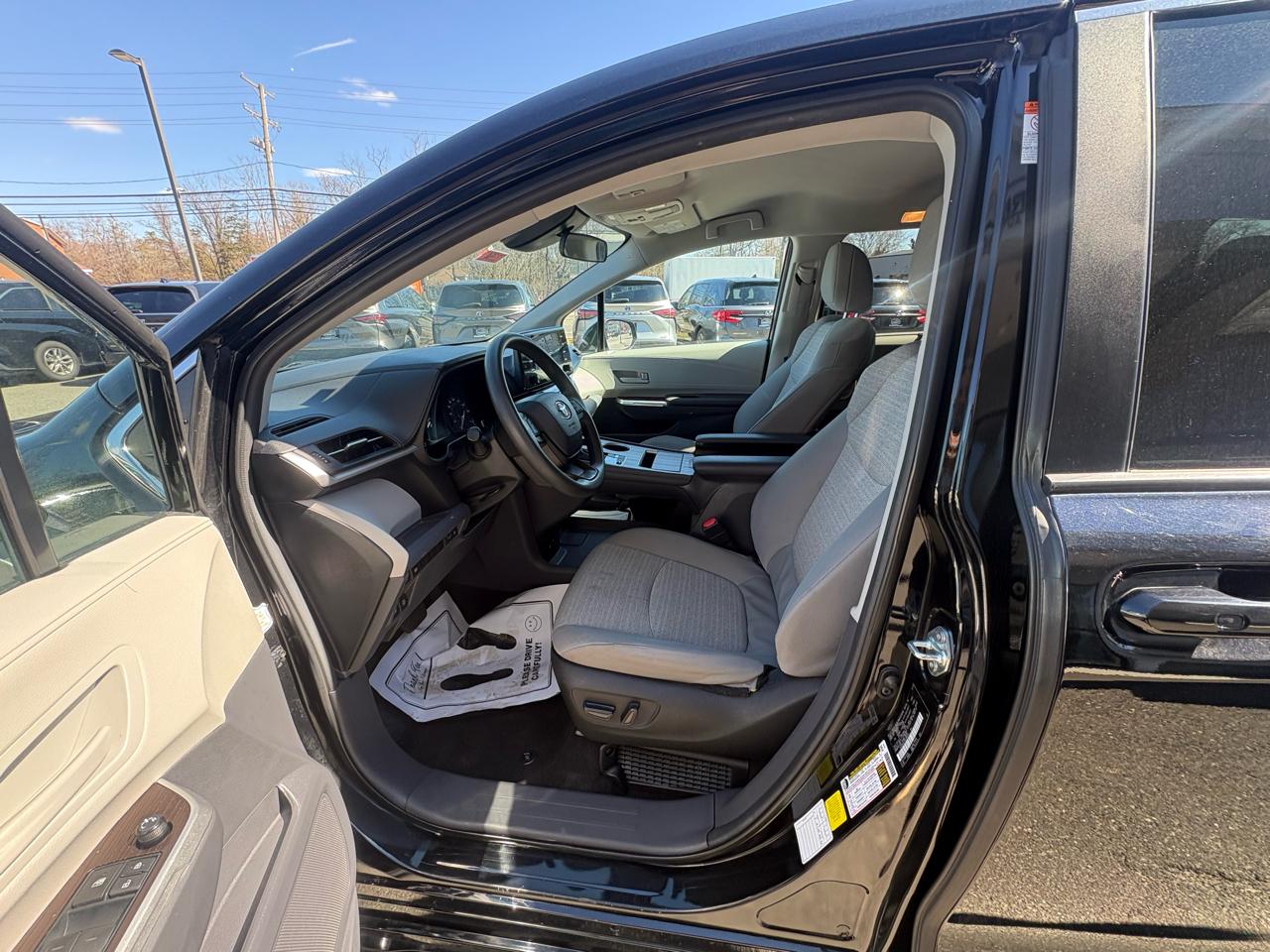 Toyota Sienna LE FWD 8-Passenger (Natl) 2024