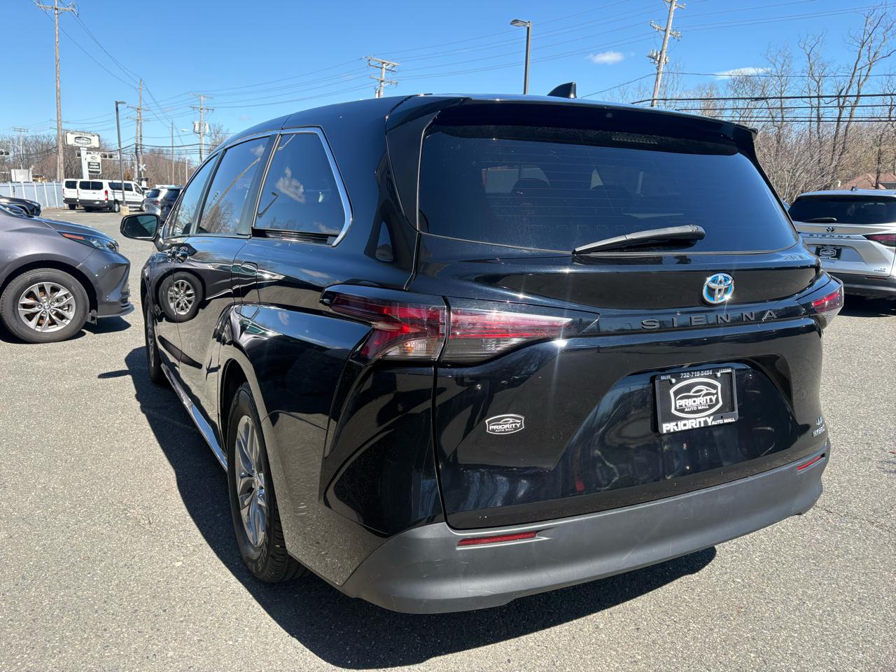Toyota Sienna LE FWD 8-Passenger (Natl) 2024