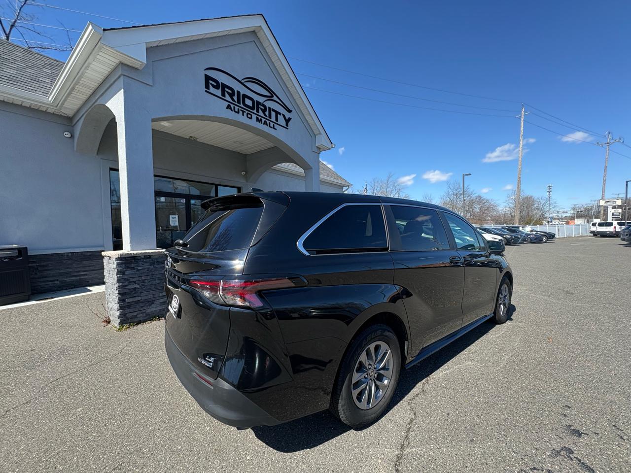 Toyota Sienna LE FWD 8-Passenger (Natl) 2024