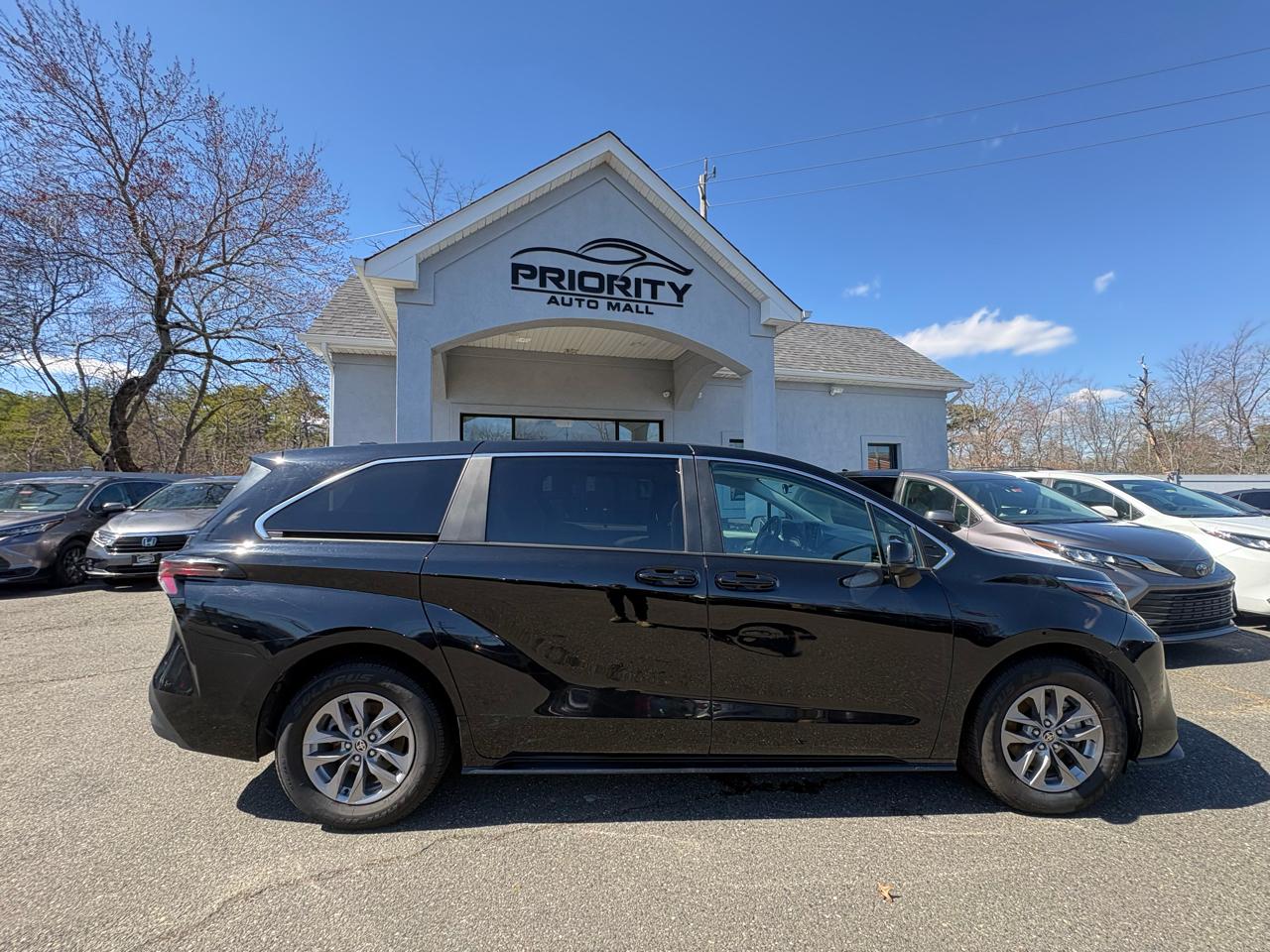 Toyota Sienna LE FWD 8-Passenger (Natl) 2024