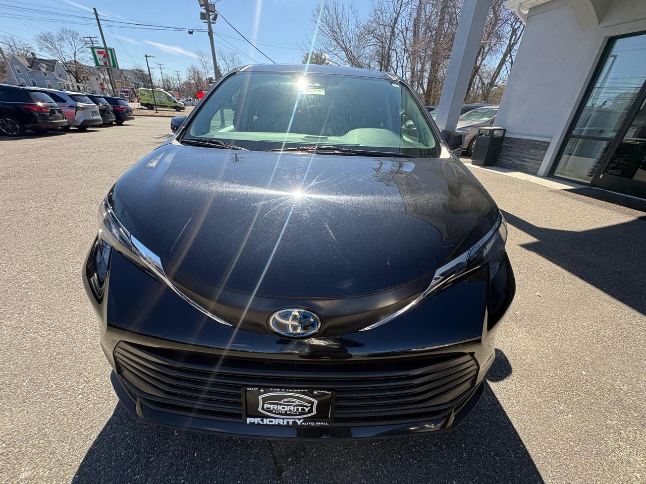 Toyota Sienna LE FWD 8-Passenger (Natl) 2024