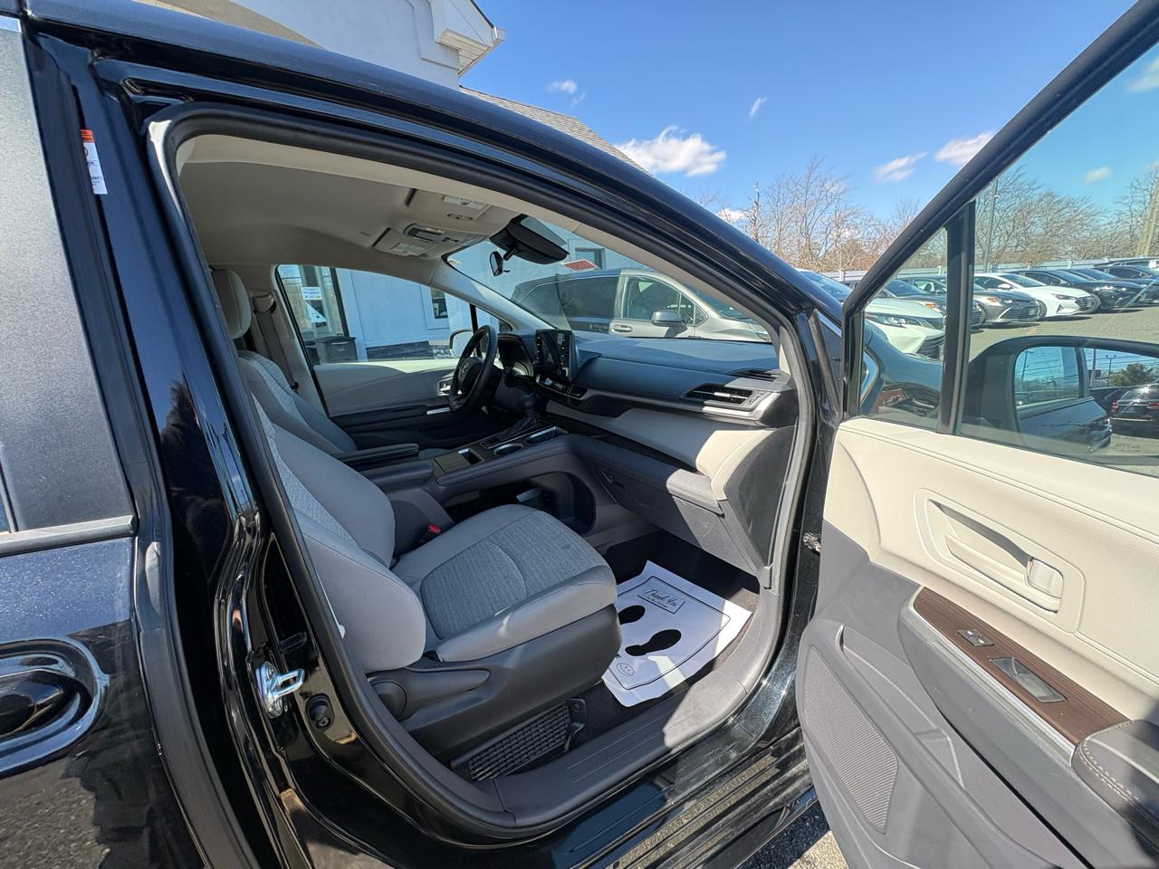 Toyota Sienna LE FWD 8-Passenger (Natl) 2024