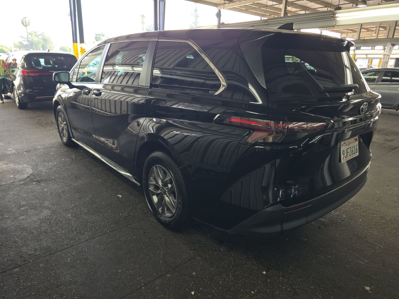 Toyota Sienna LE FWD 8-Passenger (Natl) 2024