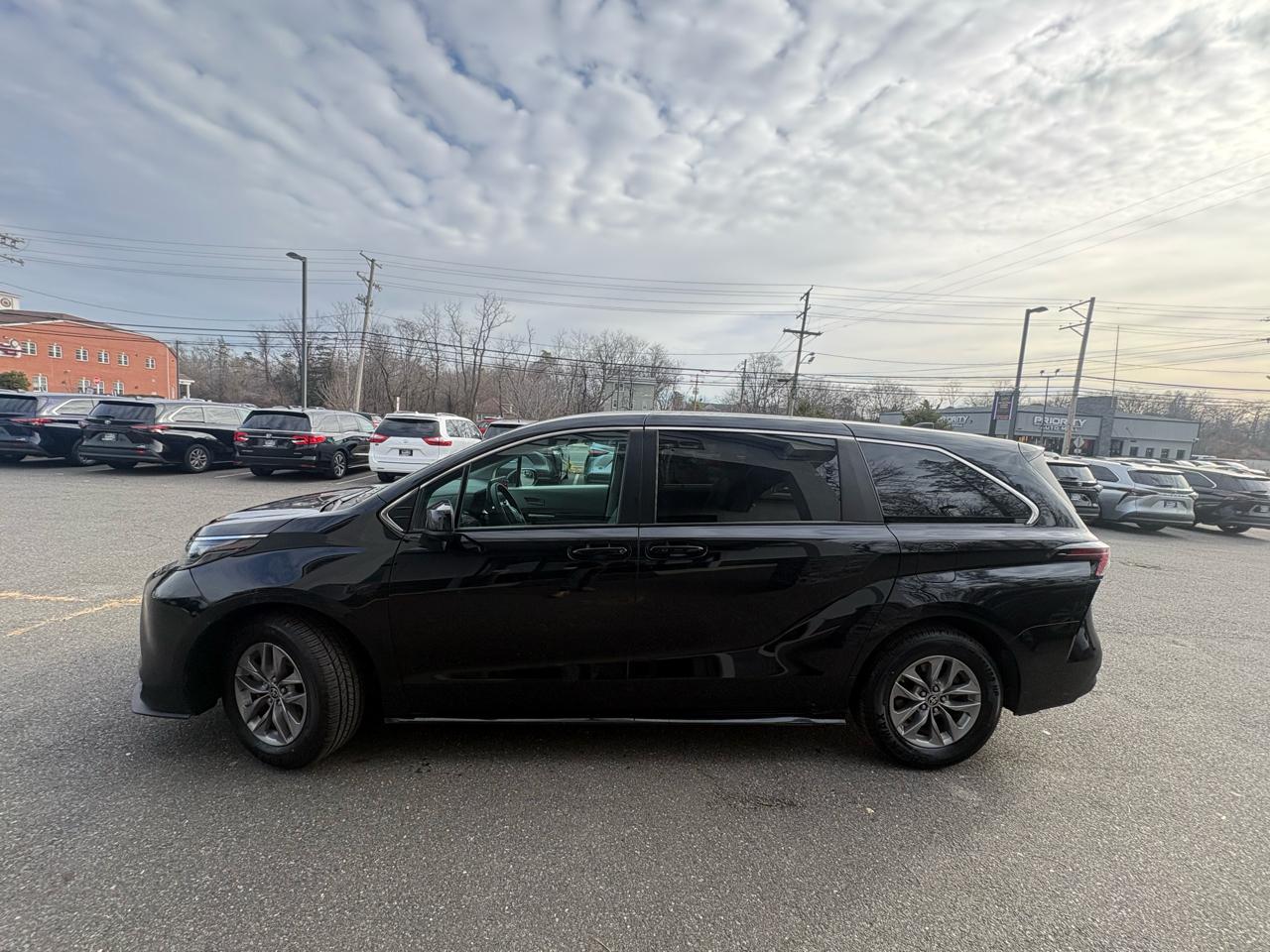 Toyota Sienna LE FWD 8-Passenger (Natl) 2024