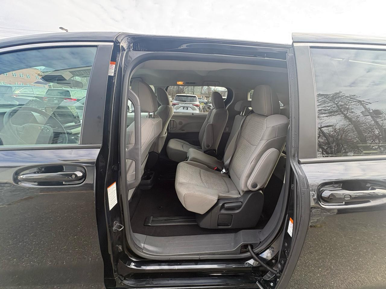 Toyota Sienna LE FWD 8-Passenger (Natl) 2024