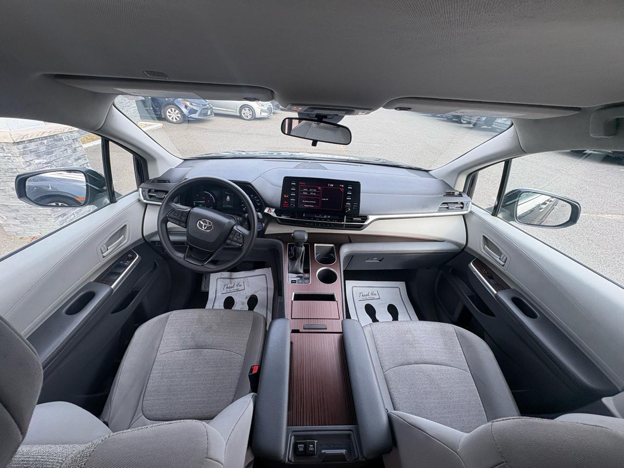 Toyota Sienna LE FWD 8-Passenger (Natl) 2024