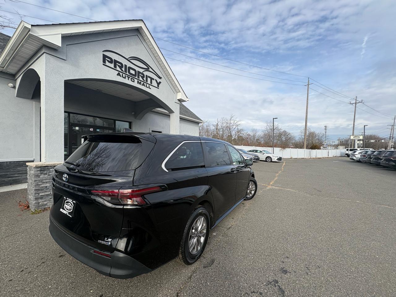 Toyota Sienna LE FWD 8-Passenger (Natl) 2024