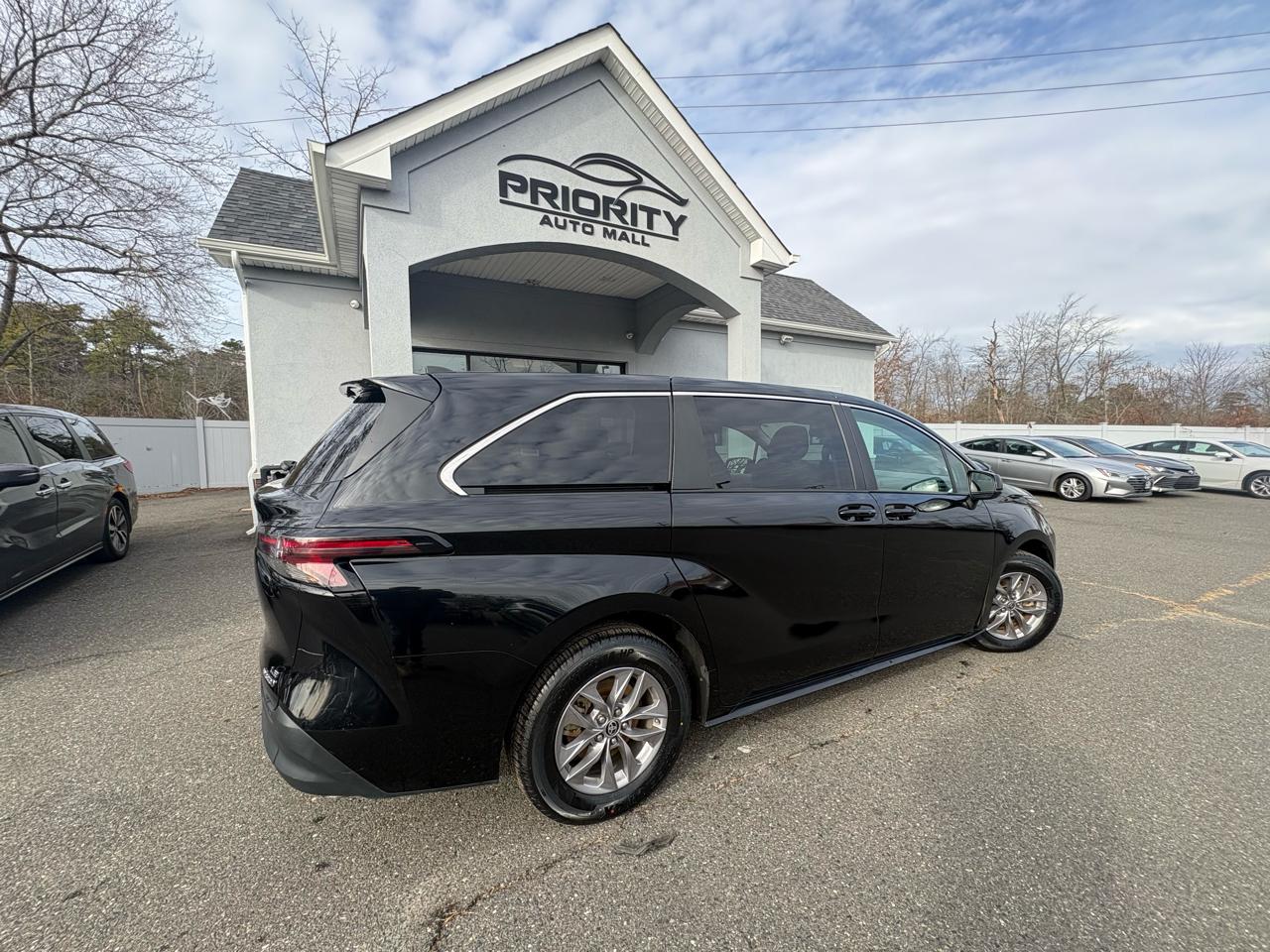 Toyota Sienna LE FWD 8-Passenger (Natl) 2024