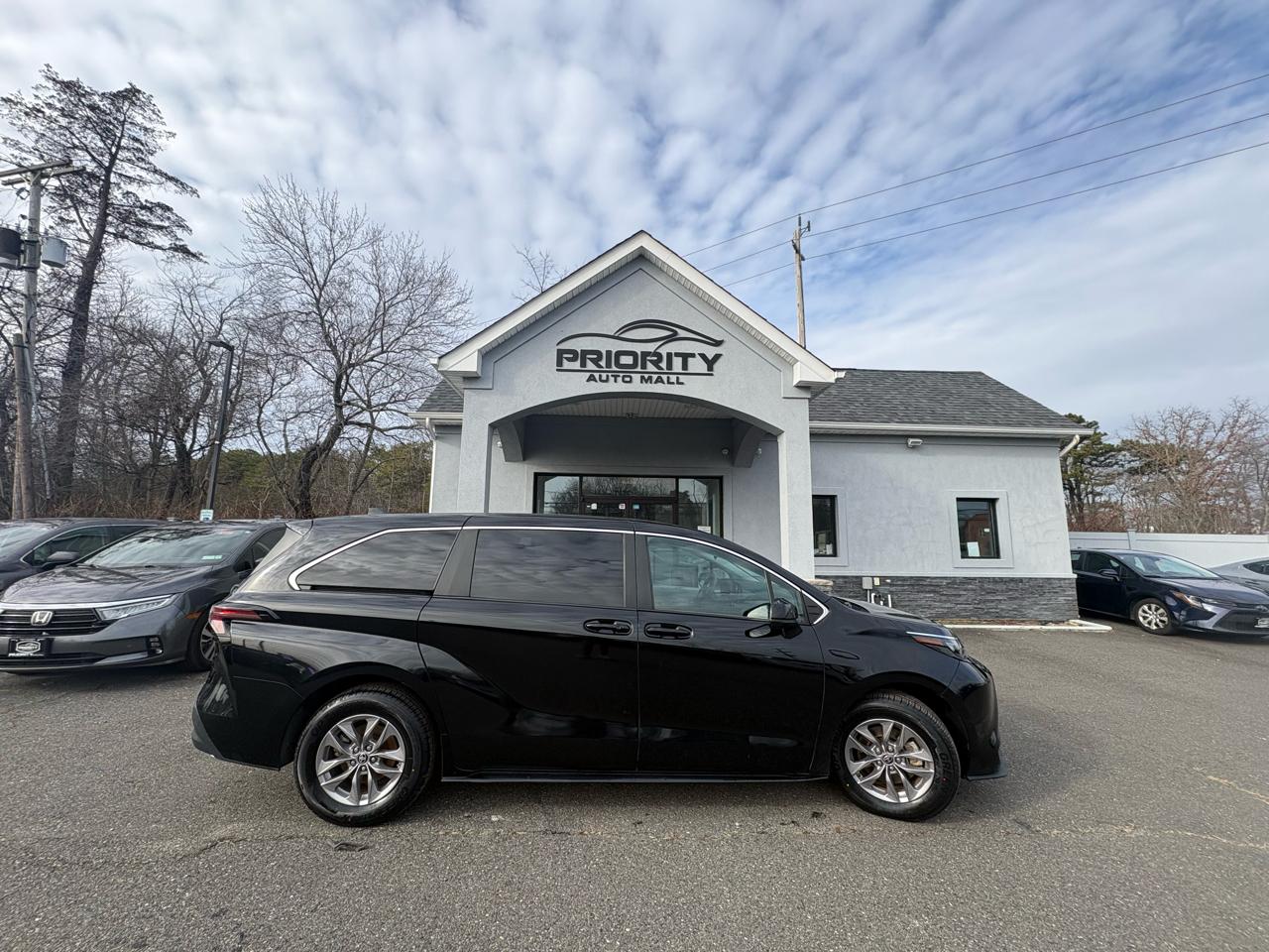 Toyota Sienna LE FWD 8-Passenger (Natl) 2024