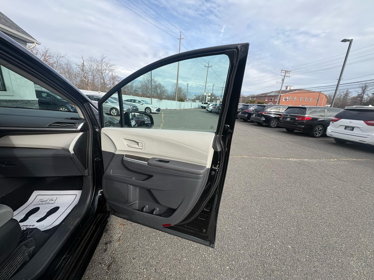 Toyota Sienna LE FWD 8-Passenger (Natl) 2024