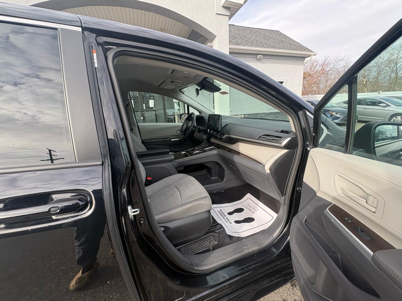 Toyota Sienna LE FWD 8-Passenger (Natl) 2024