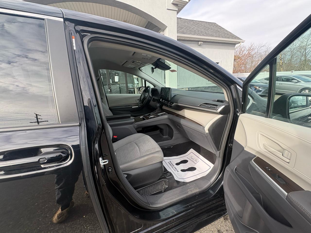 Toyota Sienna LE FWD 8-Passenger (Natl) 2024