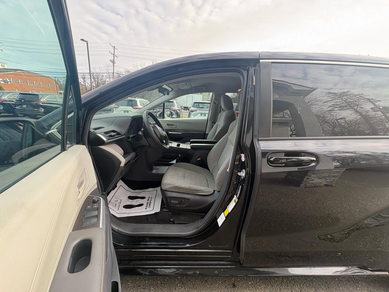 Toyota Sienna LE FWD 8-Passenger (Natl) 2024