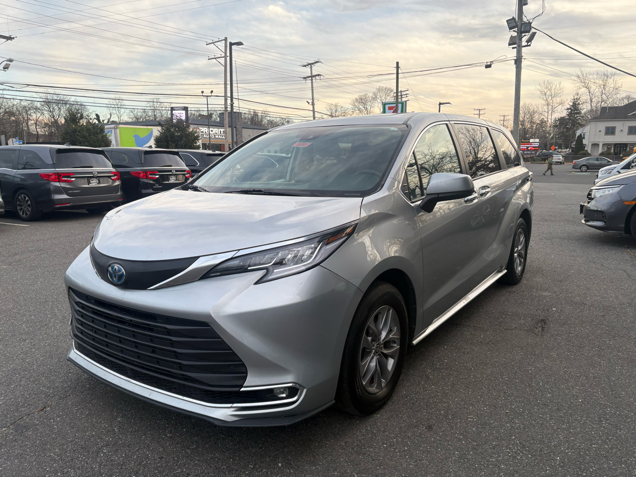 Toyota Sienna XLE FWD 7-Passenger (Natl) 2022