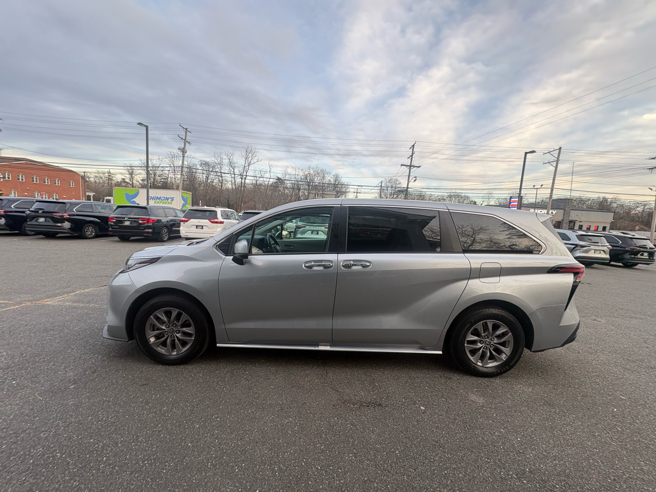 Toyota Sienna XLE FWD 7-Passenger (Natl) 2022