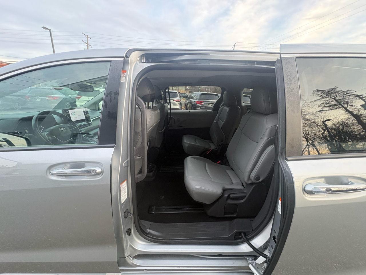 Toyota Sienna XLE FWD 7-Passenger (Natl) 2022