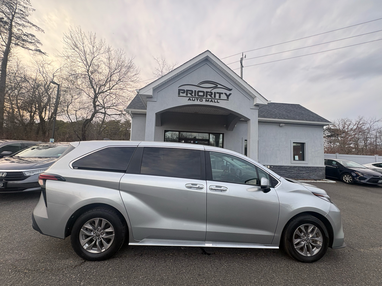 Toyota Sienna XLE FWD 7-Passenger (Natl) 2022