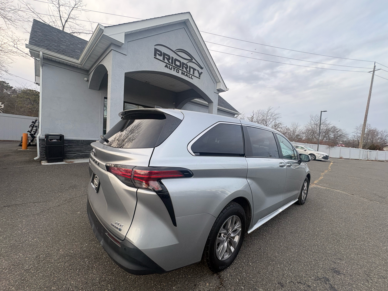 Toyota Sienna XLE FWD 7-Passenger (Natl) 2022
