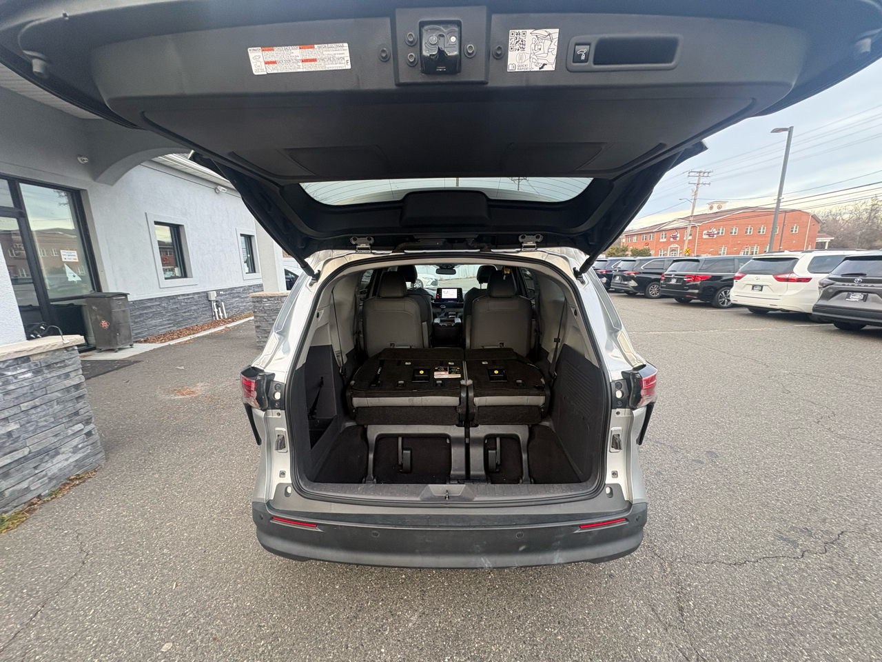Toyota Sienna XLE FWD 7-Passenger (Natl) 2022