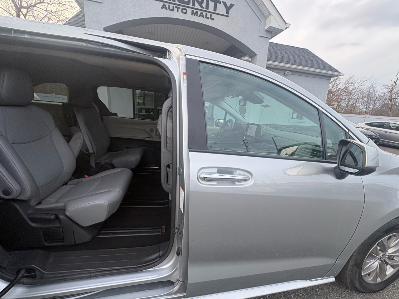Toyota Sienna XLE FWD 7-Passenger (Natl) 2022