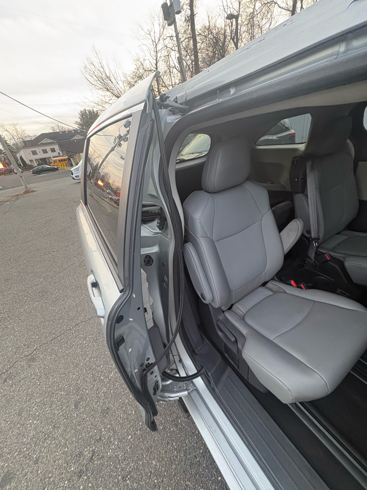 Toyota Sienna XLE FWD 7-Passenger (Natl) 2022