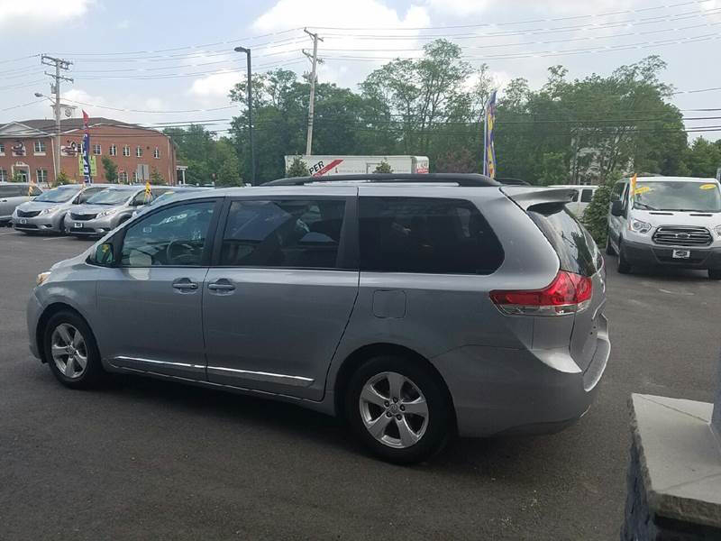 Toyota Sienna 5dr 7-Pass Van V6 LE FWD (Natl) 2013