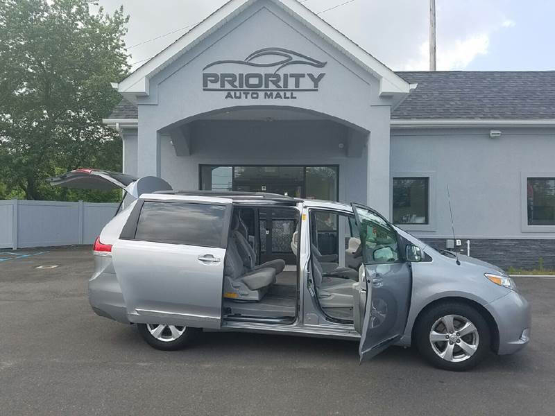 Toyota Sienna 5dr 7-Pass Van V6 LE FWD (Natl) 2013