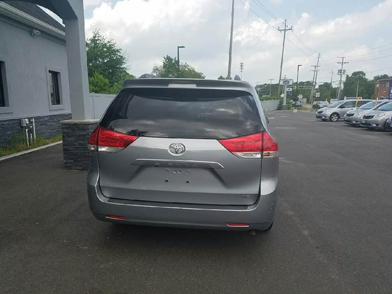 Toyota Sienna 5dr 7-Pass Van V6 LE FWD (Natl) 2013