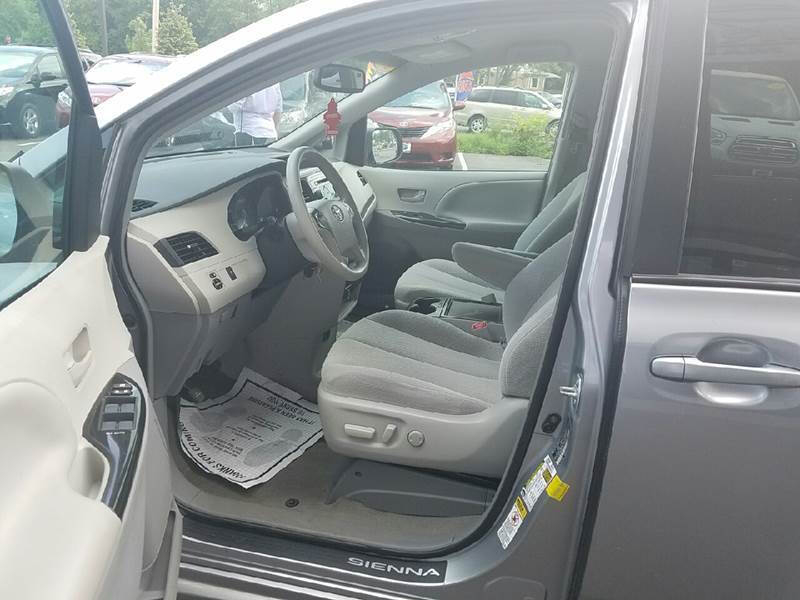 Toyota Sienna 5dr 7-Pass Van V6 LE FWD (Natl) 2013