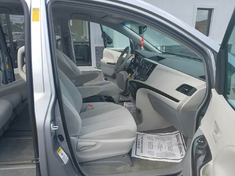 Toyota Sienna 5dr 7-Pass Van V6 LE FWD (Natl) 2013