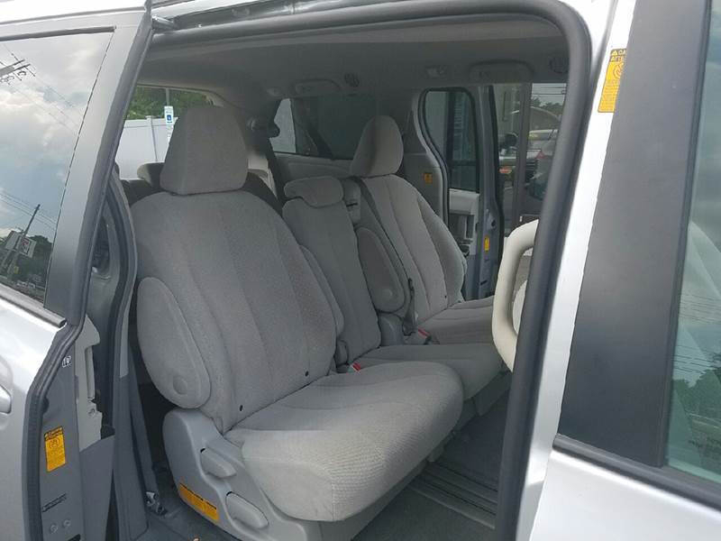 Toyota Sienna 5dr 7-Pass Van V6 LE FWD (Natl) 2013