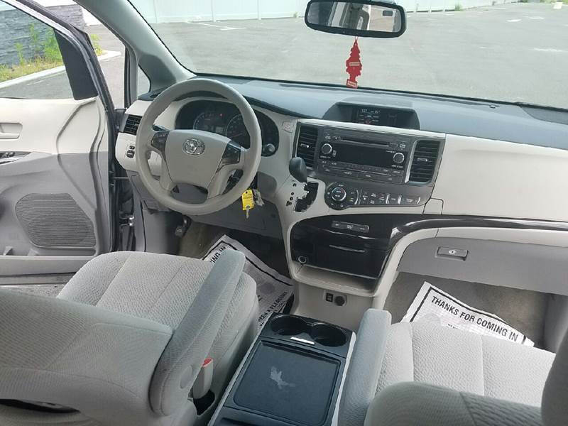 Toyota Sienna 5dr 7-Pass Van V6 LE FWD (Natl) 2013