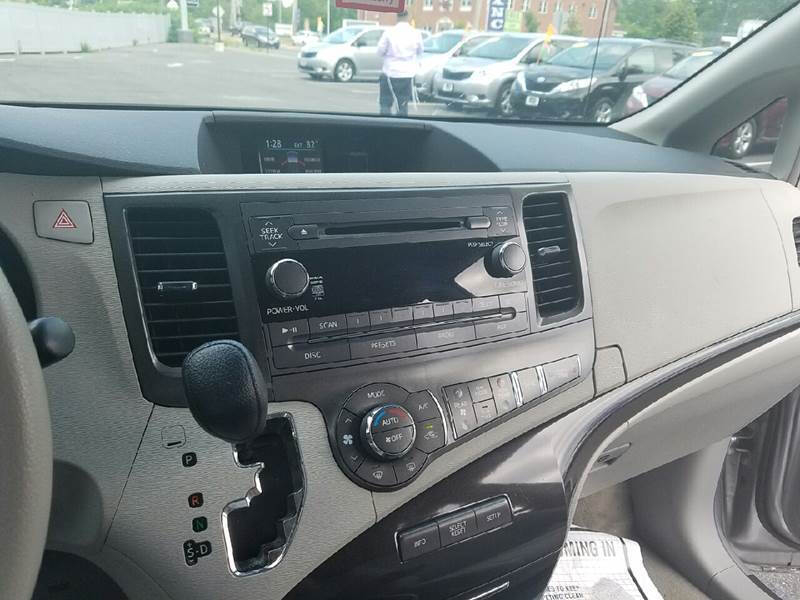 Toyota Sienna 5dr 7-Pass Van V6 LE FWD (Natl) 2013