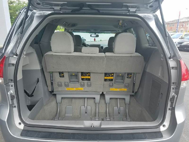 Toyota Sienna 5dr 7-Pass Van V6 LE FWD (Natl) 2013