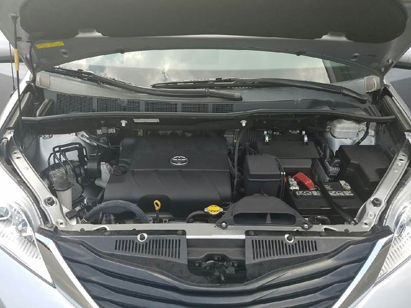 Toyota Sienna 5dr 7-Pass Van V6 LE FWD (Natl) 2013