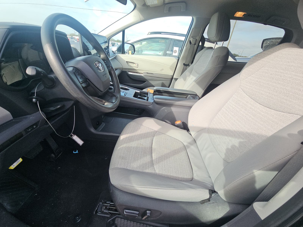 Toyota Sienna LE FWD 8-Passenger (Natl) 2024