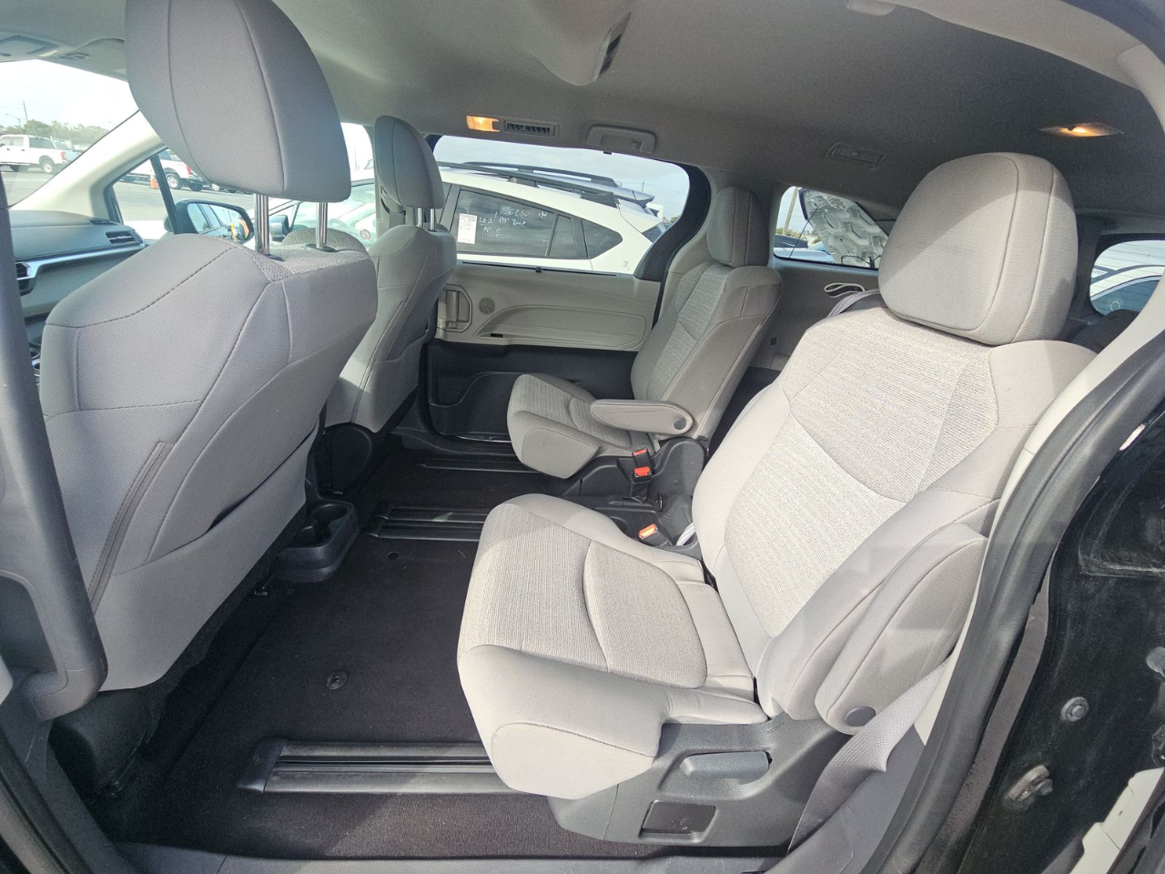 Toyota Sienna LE FWD 8-Passenger (Natl) 2024