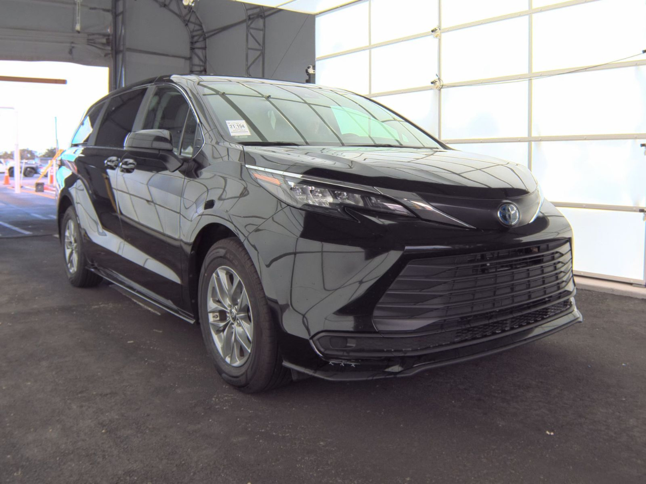 Toyota Sienna LE FWD 8-Passenger (Natl) 2024