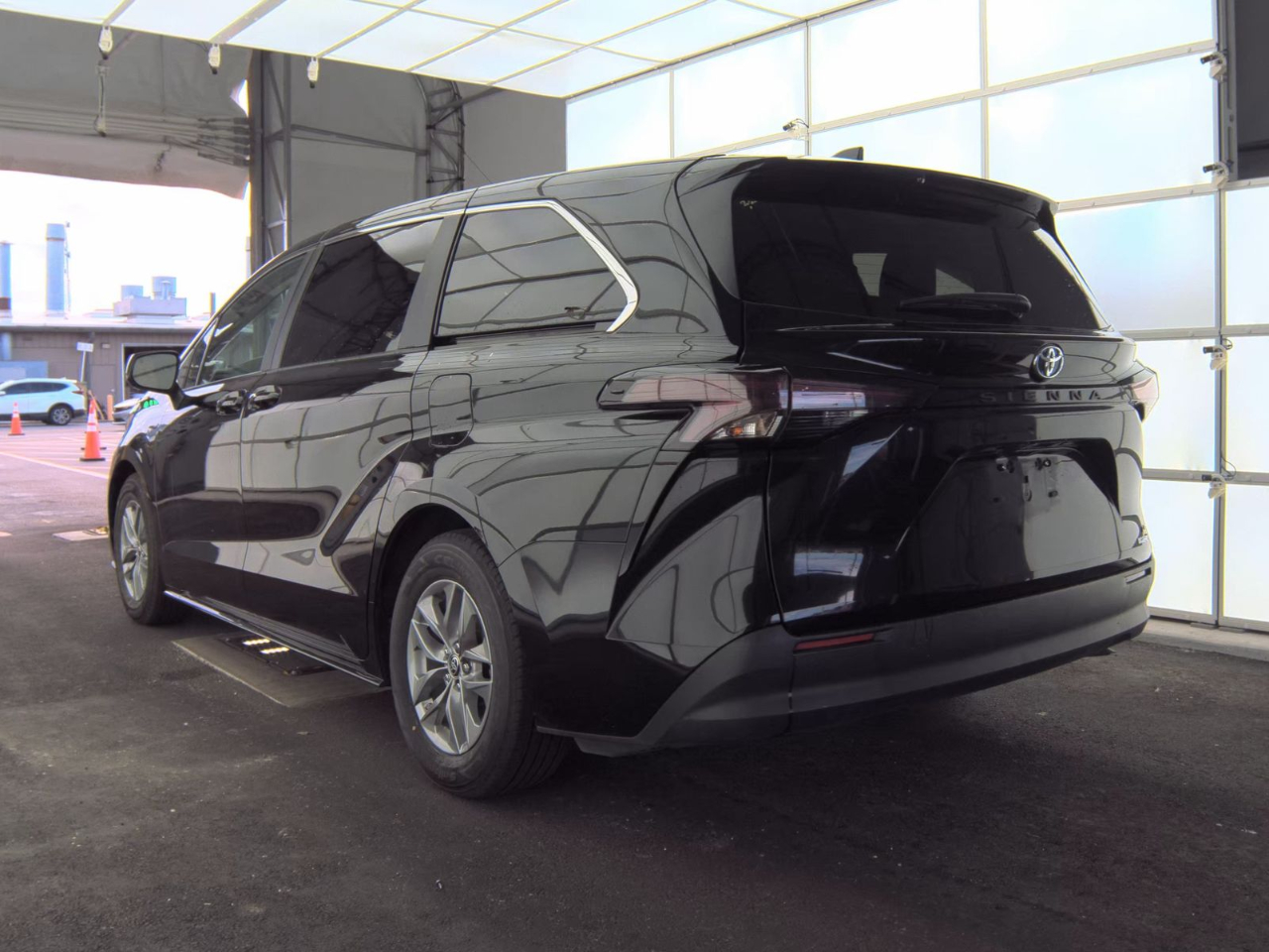 Toyota Sienna LE FWD 8-Passenger (Natl) 2024